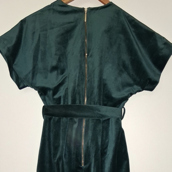 Elegant Green Velvet Dress - Picture 2 of 6